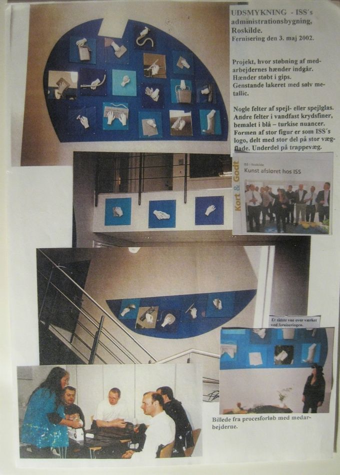 Udsmykning i ISS´s tidligere administrationsafdeling i Roskilde, 2002. Hver medarbejder fik sin hånd støbt i gips, og i hånden anbragt det stykke værktøj, som vedkommende beskæftigede sig med.
Alle plader á 50 x 50 cm anbragt på et stort ISS logo.
På modstående væg lidt flere 