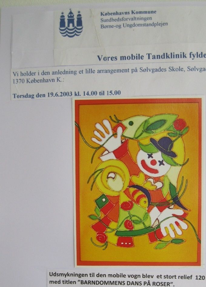 Kbh´s kommunale tandpleje ønskede sig et stort billede over tandlæge stolen i deres nye mobile tandklinik-vogn. De fik i 2002 et stort relief (120 x 75 cm) som blev placeret over tandklinikstolen. Så kunne børnene sidde og se på det under behandlingen. En stationær klinik havde tidligere fået en tand-klovn med 24 sunde ting. 
På indbydelsen til vognens 1 års fødselsdag var der derfor et foto af den mobile vogns udsmykning: 